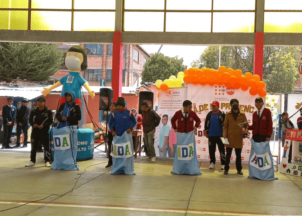 estudiantes posando con material informativo