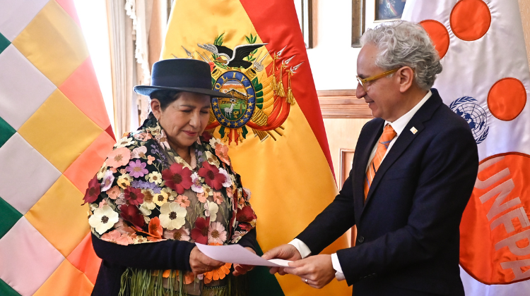 Pablo Salazar, entrega a la Canciller Celinda Sosa, la Carta de Gabinete que lo acredita como Representante del UNFPA ante el Estado Plurinacional de Bolivia. @Cancillería de Bolivia