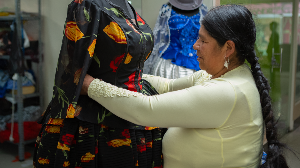 Roqui venció a la muerte y ahora es dueña de dos tiendas llenas de colorido, donde llegan mujeres que visten polleras. ©UNFPA Bolivia/Jorge Canido