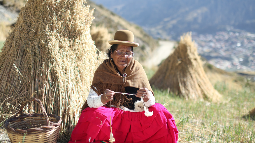 Alejandra no pudo acceder a la educación y por eso apoya los esfuerzos de su nieta Jesika para hacer realidad un proyecto de vida que la haga sentir realizada. ©UNFPA Bolivia/Jorge Canido