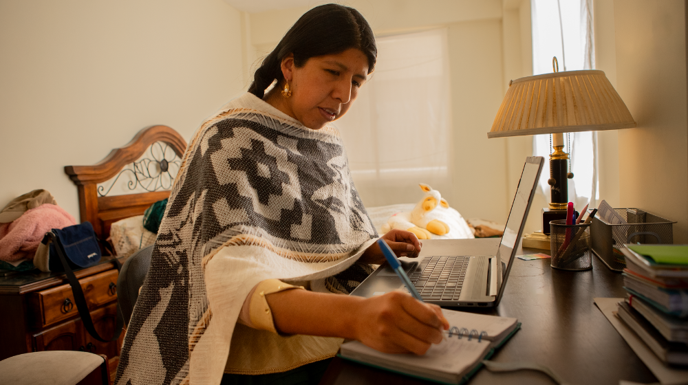 Jesika tiene estudios de posgrado y ejerce plenamente su derecho a la planificación familiar, con el apoyo de su pareja. Siente que está en condiciones de hacer realidad su proyecto de vida. ©UNFPA Bolivia/Jorge Canido