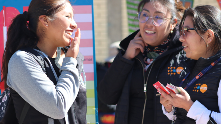 Personal de salud comparte información con adolescentes en la ciudad de El Alto, sobre los servicios que brinda el consultorio de Atención Integral del Adolescente - AIDA.