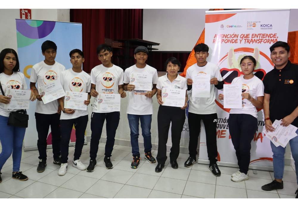 grupo de jóvenes líderes en la presentación de resultados 