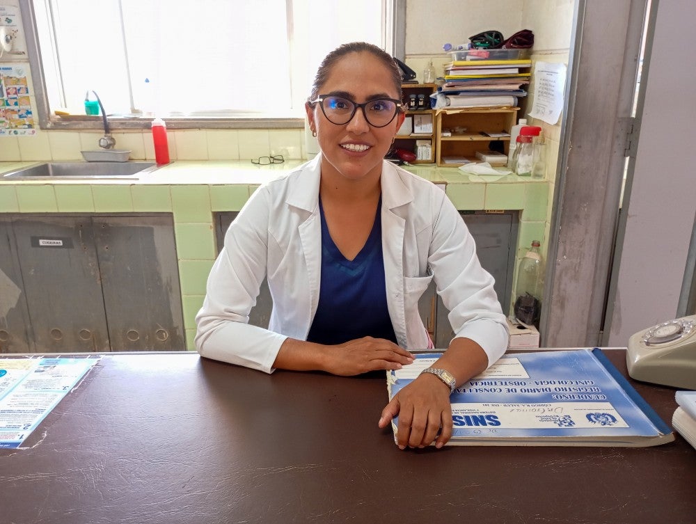 Mónica ha presenciado cómo la falta de información, la lejanía y las demoras se transforman en complicaciones críticas que ponen en peligro la vida de las mujeres y los recién nacidos. © UNFPA Bolivia/Gino Roca Menacho