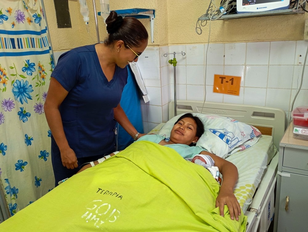 Mónica cuida a cada mujer que atiende con amor y compromiso. Así, hace la diferencia en la prevención de la mortalidad materna. © UNFPA Bolivia/Gino Roca Menacho