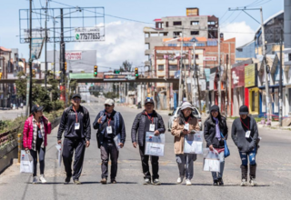 Los y los jóvenes censistas recorren las calles de la ciudad de El Alto en la jornada censal del 23 de marzo. 