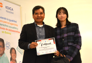 Jiyoung Yang, Subdirectora de KOICA Bolivia hizo entrega de los certificados a las y los participantes.