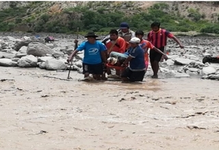Pablo Moya cruza el rio con algunos comunarios para llevar al Centro de Salud a una embarazada.