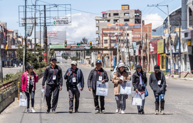 Los y los jóvenes censistas recorren las calles de la ciudad de El Alto en la jornada censal del 23 de marzo. 