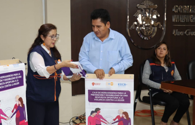 Alcalde de Sacaba, Pedro Gutiérrez recibe material empleado en capacitación de promotoras comunitarias