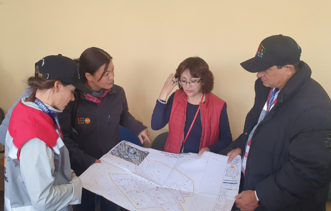 Martha realiza la explicación a Rinko Kinoshita (UNFPA Bolivia), Sabrina Juran (UNFPA LACRO) y Samuel Moreno (INE Panamá)