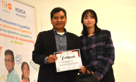 Jiyoung Yang, Subdirectora de KOICA Bolivia hizo entrega de los certificados a las y los participantes.