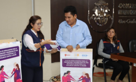 Alcalde de Sacaba, Pedro Gutiérrez recibe material empleado en capacitación de promotoras comunitarias