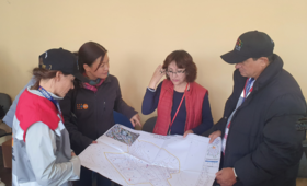 Martha realiza la explicación a Rinko Kinoshita (UNFPA Bolivia), Sabrina Juran (UNFPA LACRO) y Samuel Moreno (INE Panamá)
