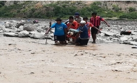 Pablo Moya cruza el rio con algunos comunarios para llevar al Centro de Salud a una embarazada.