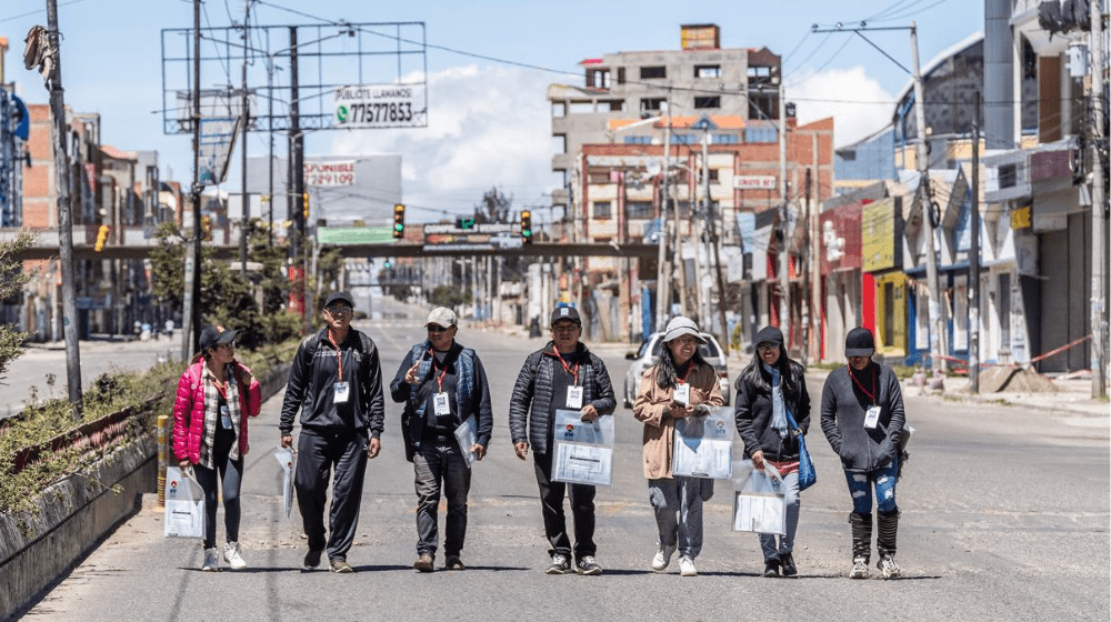 Los y los jóvenes censistas recorren las calles de la ciudad de El Alto en la jornada censal del 23 de marzo. 