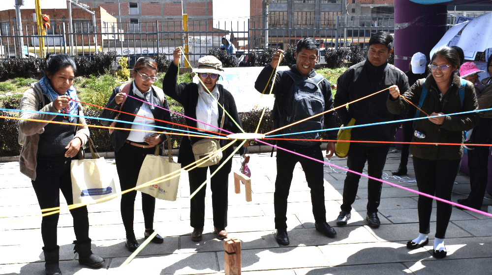 Estudiantes de El Alto reciben información para prevención de violencia y embarazo adolescente. 