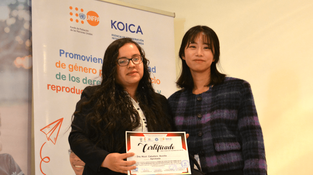 Jiyoung Yang, Subdirectora de KOICA Bolivia hizo entrega de los certificados a las y los participantes.