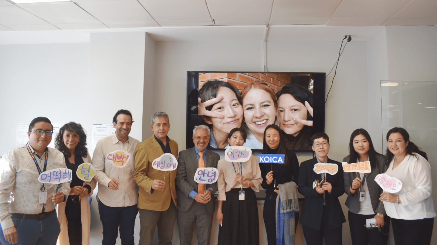 Eunju Cha, Directora de KOICA en Bolivia; Jiyoung Yang, Subdirectora de KOICA; Pablo Salazar Canelos, Representante de UNFPA Bolivia, junto al personal del Fondo de Población de las Naciones Unidas. 