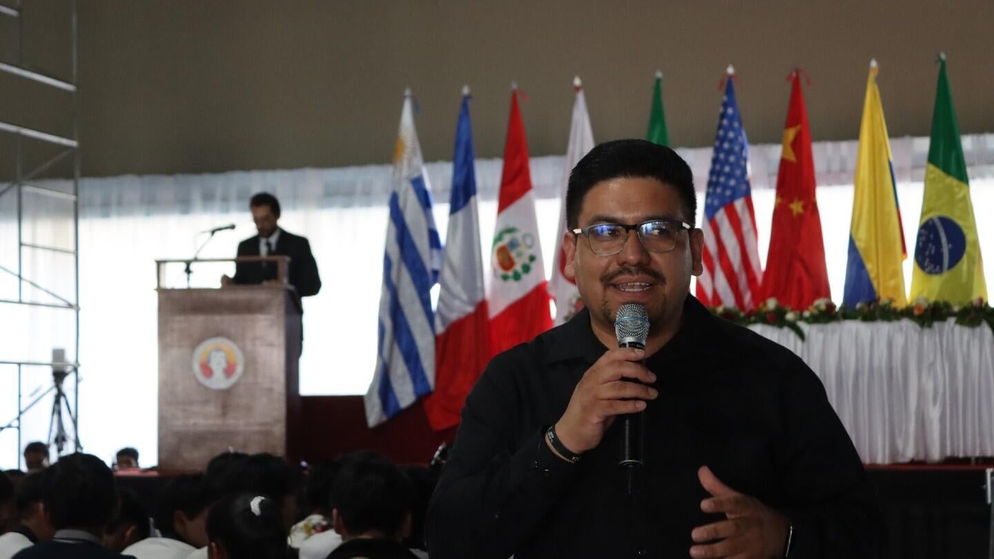 Luigi Burgoa, Oficial de Proyectos de UNFPA dialoga con juventudes presentes en Cochamun