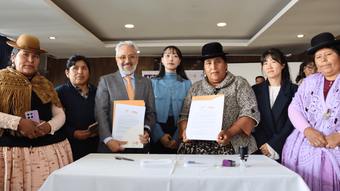 Maribel Mita Carlo, Presidenta de la Asociación de Concejalas y Alcaldesas de La Paz - ACOLAPAZ y Pablo Salazar Canelos, Representante del UNFPA tras la firma del Memorandum de Entendimiento.