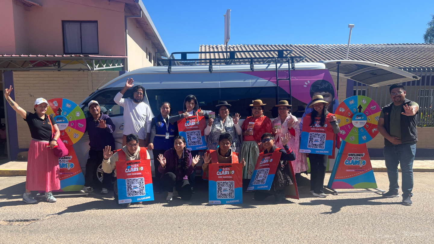 Equipo implementador de la Estrategia "Hablemos Bien Clarito" en la conclusión del circuito en Villa Israel en Cercado 