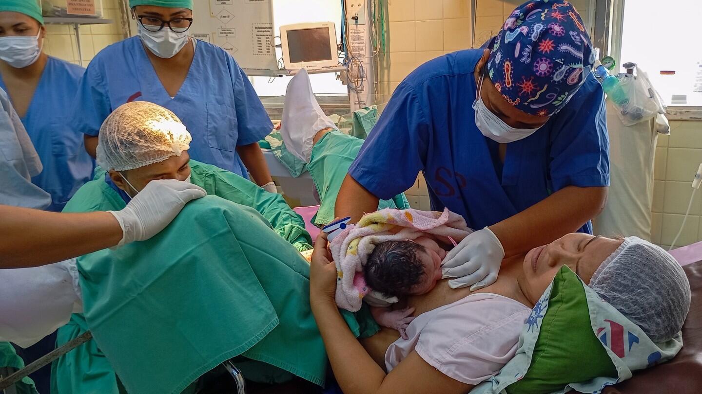 La doctora Mónica Rojas brinda cuidados maternos y salva vidas todos los días en Bolivia. © UNFPA Bolivia/Gino Roca Menacho