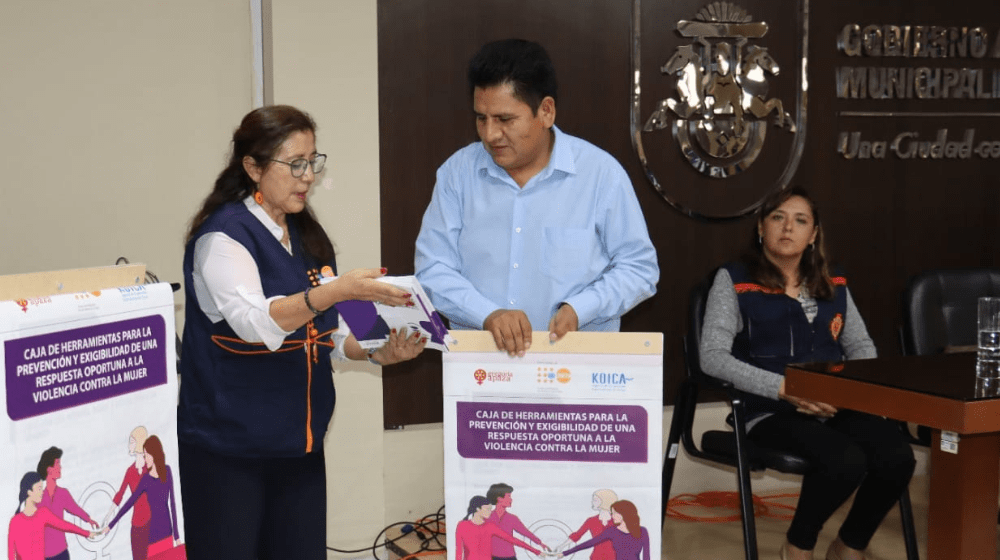 Alcalde de Sacaba, Pedro Gutiérrez recibe material empleado en capacitación de promotoras comunitarias