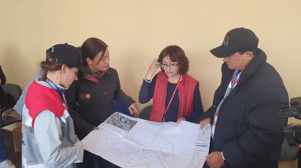 Martha realiza la explicación a Rinko Kinoshita (UNFPA Bolivia), Sabrina Juran (UNFPA LACRO) y Samuel Moreno (INE Panamá)