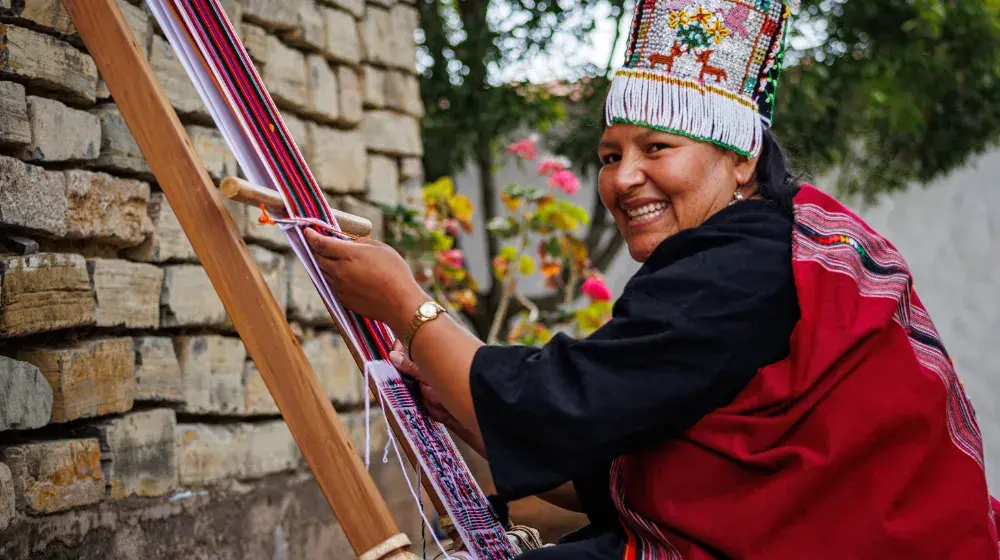 Textiles sustentan el diseño del Informe del Estado de la Población Mundial 2024